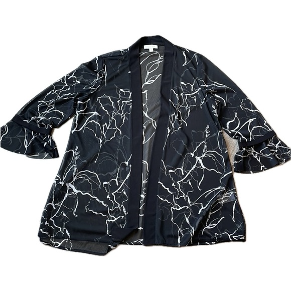 Lauras black &white floral Kimono with with 3/4 sleeves & flared cuffs shrug . - Picture 1 of 8